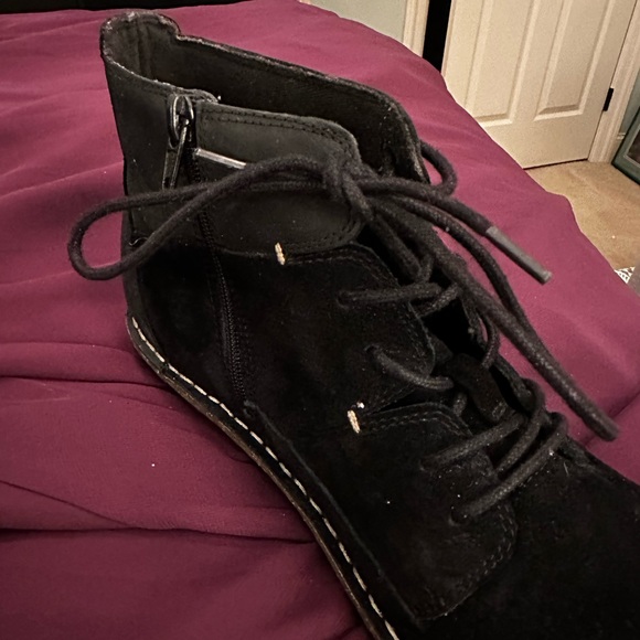 Clark’s Black Suede and Leather Desert Booties. Size 9 W. - Picture 3 of 4